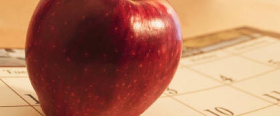 The close shot of an apple placed on a table